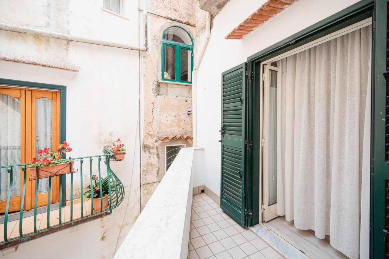 White Amalfi Centro Storico By Italianhost Apartment Luaran gambar