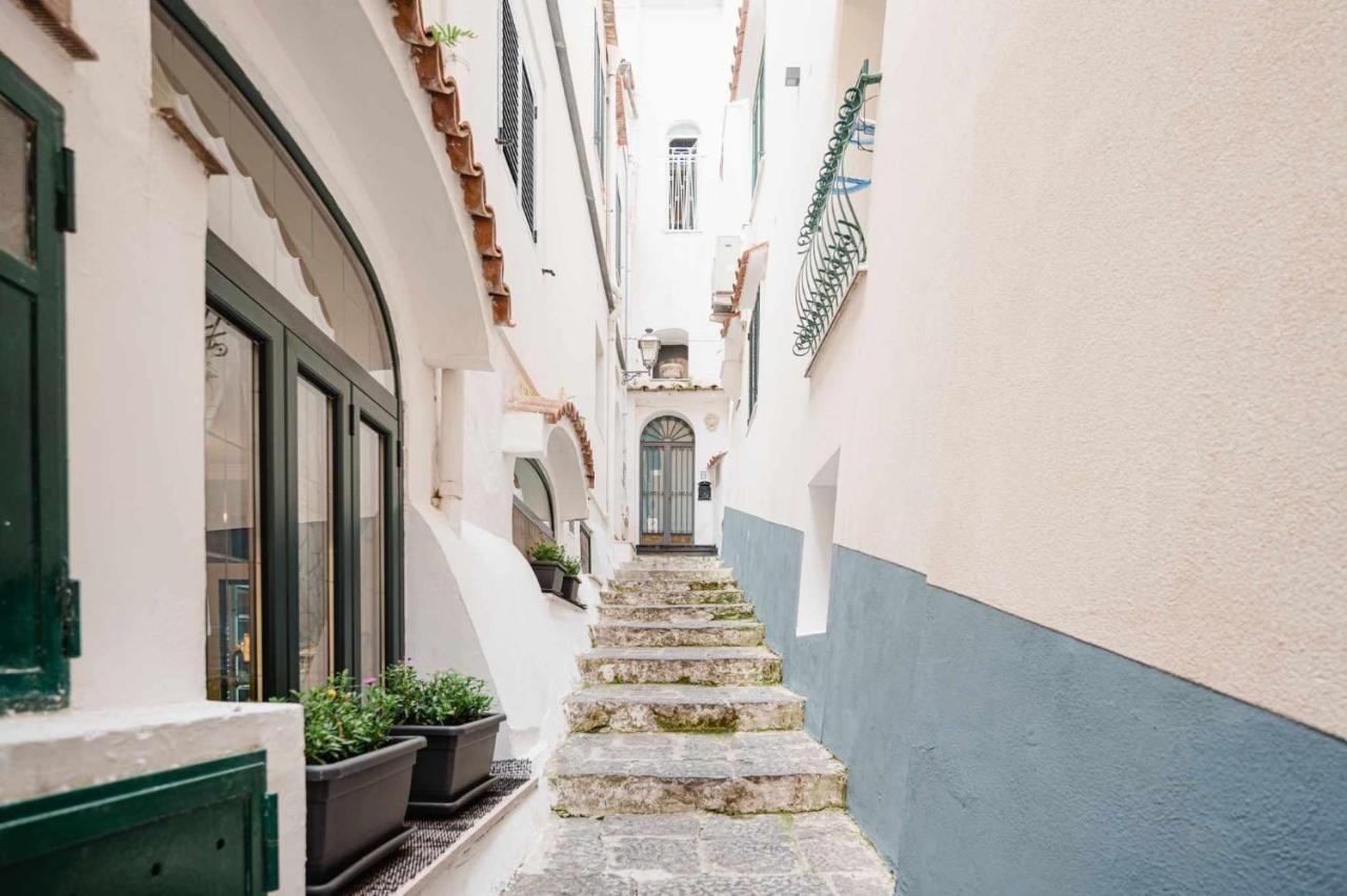 White Amalfi Centro Storico By Italianhost Apartment Luaran gambar